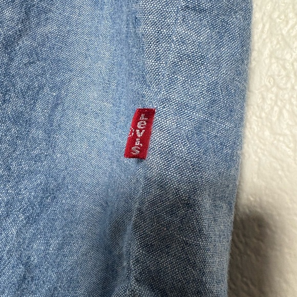 Levi's Women's Sleeveless Gracen Chambray Blue Button Up Cotton Blouse, Gathered - Picture 3 of 13